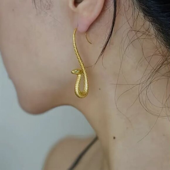 NEW 18K Gold Plated Python Snake Curved Earrings - Picture 1 of 5